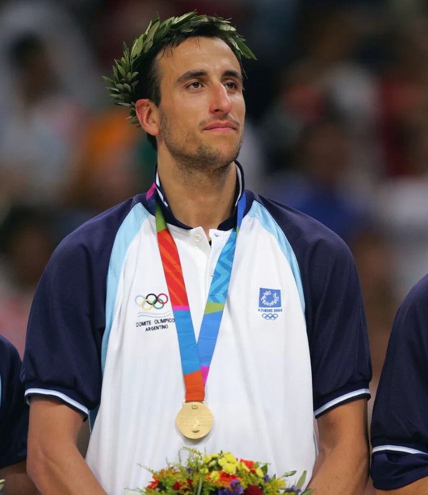 Manu Ginóbili en el podio de los Juegos Olímpicos Atenas 2004 donde logró la medalla de oro con la selección de Argentina