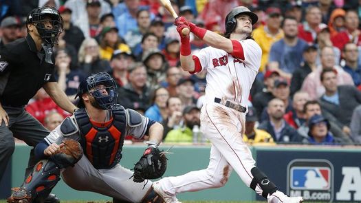 2-0. Benintendi impulsa con un sencillo la victoria de los Reales sobre los Cerveceros