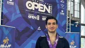 Con técnica, disciplina y determinación, Jorge Calviño Mudarra volvió a dejar el nombre de Panamá en alto al subir dos veces al podio en el torneo internacional de la IBJJF celebrado en Londres.