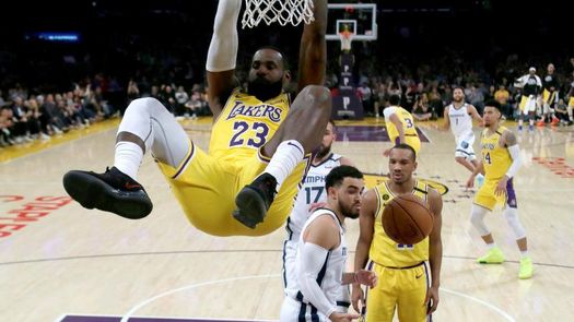117-105. James y Davis lideran cuarta victoria seguida de Lakers