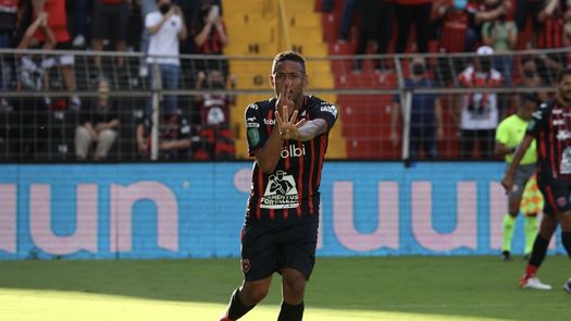 Gabriel Torres se viste de héroe en Costa Rica