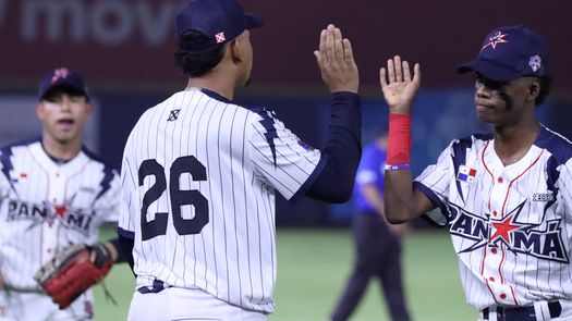 El pelotero bocatoreño Jael Escobar (derecha) fue el mejor bateador de Panamá y el quinto mejor del torneo en la Ronda Regular con promedio de .438 (7 hits en 16 turnos). Foto: Cortesía/WBSC Américas