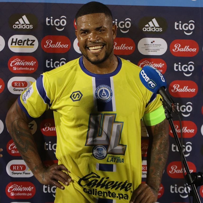 Vandalizan auto de Román Torres