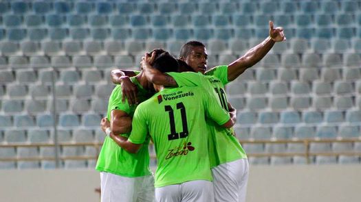 Torres y Clarke colocan al Zamora en el liderato