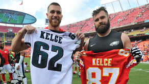 Travis y Jason Kelce, los hermanos que se enfrentarán en el Super Bowl LVII