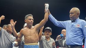 Momentos en el que el árbitro Iván Ballesteros le levanta el brazo izquierdo a Ricardo Científico Núñez tras su victoria sobre el mexicano Jorge Batalla. Foto: Billy Pineda