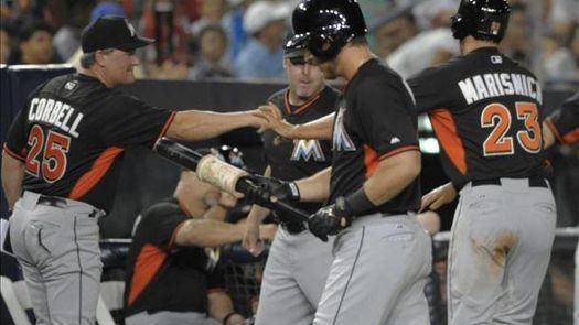 6-3. McGehee y Ozuna pegan jonrones seguidos contra los Cerveceros