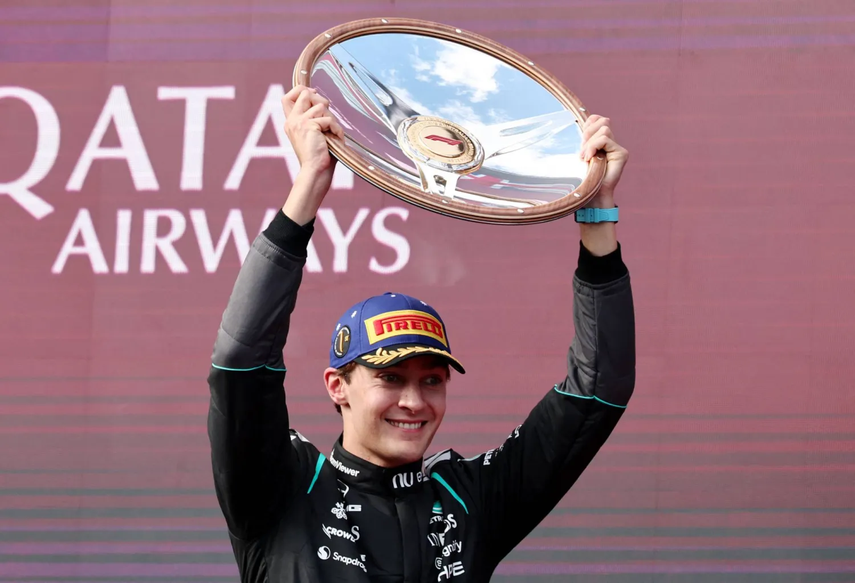 George Russell levantando el primer título de la temporada 2026 de la Fórmula 1