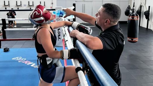 Nataly Delgado (izquierda) es asistida por su entrenador y también esposo, Julio Archibold durante un entrenamiento para su pelea de título mundial interino. Foto: Cortesía/@estef1594