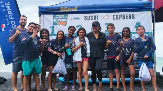 Imagen de algunos competidores de la primera válida de el Circuito de Surf Infantil y Juvenil DST Copa Sushi Express.&nbsp;
