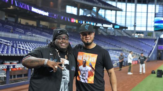 Recientemente el pelotero venezolano Luis Arráez (derecha) se tomó una foto con el cantante panameño Sech (izquierda) el día en que el artista hizo el lanzamiento de honor. Foto: Cortesúa/Marlins