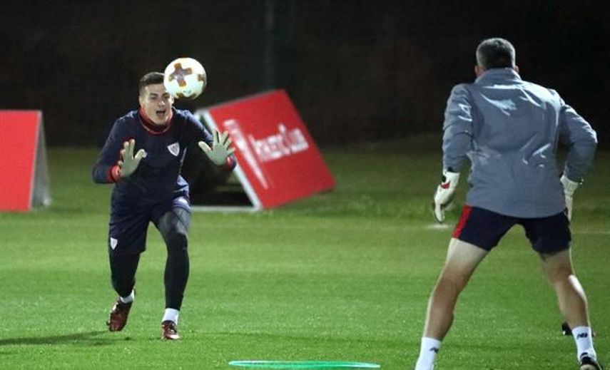 Kepa entrena con el grupo en la vuelta al trabajo tras el KO copero