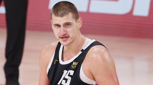 Jokic muestra su anillo de casado y quiere el de campeón de la NBA