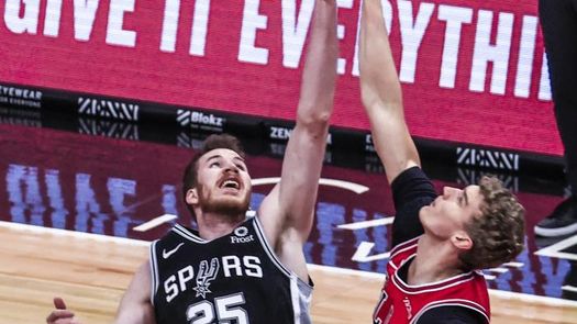 120-104. Poeltl y los Spurs detienen la mala racha y recuperan el liderato de división