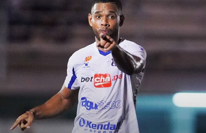 LPF. Juan Villalobos celebra el 0-2 del DAU.&nbsp;