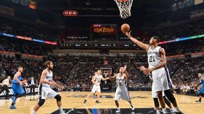 Los Spurs vivieron una noche de ensueño y los Lakers de pesadilla