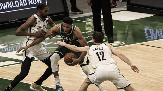 117-114. Antetokounmpo, con 49 puntos, gana duelo a Durant y los Bucks a Nets
