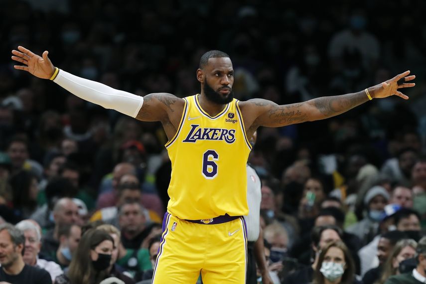 LeBron James extiende su contrato con los Lakers
