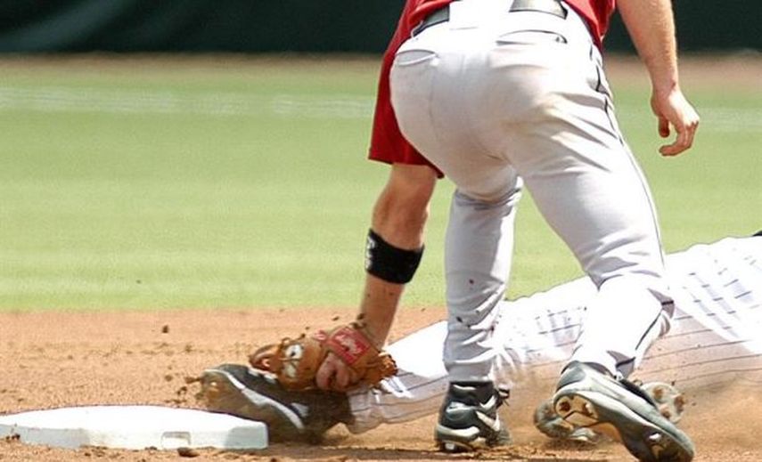 5-1. Hill lanza con solidez y Grandal pega jonrón contra los Padres
