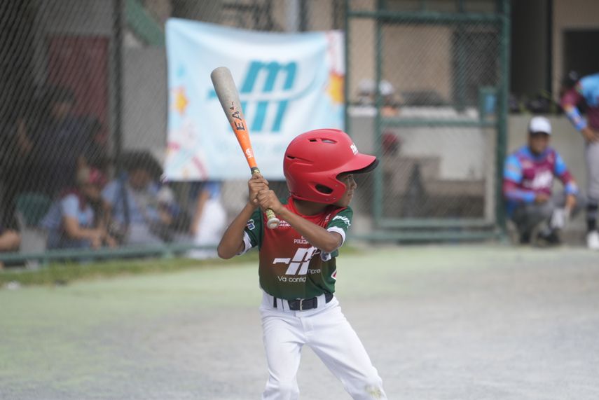 Jugador de la Policía de David al bate durante la temporada 2026 de Mini League ÚNICOS Copa El Machetazo.&nbsp;