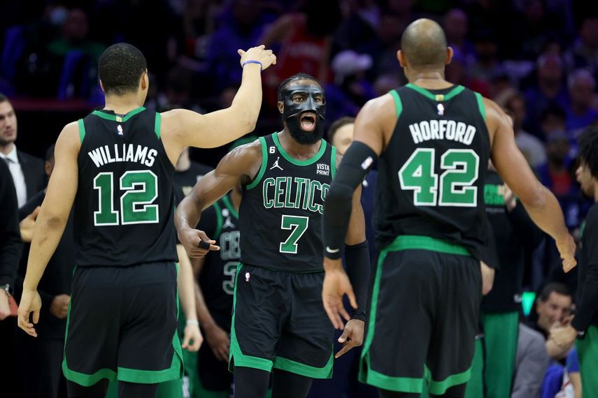 Celtics recuperan ventaja de casa ante los 76ers