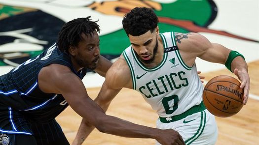 112-96. Brown dirige la victoria de Celtics, que cortan racha perdedora