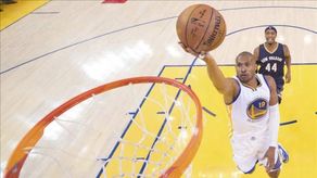 El brasileño Barbosa sigue afinado al frente de la orquesta de los Warriors