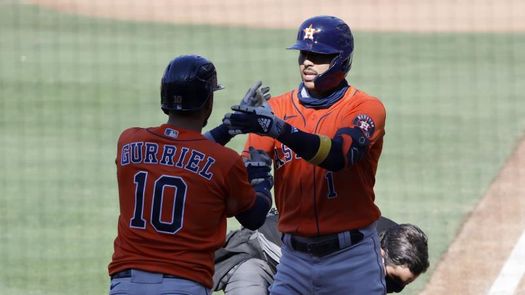 El cubano Yuli Gurriel anota la carrera del triunfo de los Astros por 4-3