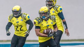 Jugadores del equipo Eagles de la PMFL en acción durante la semana 4.