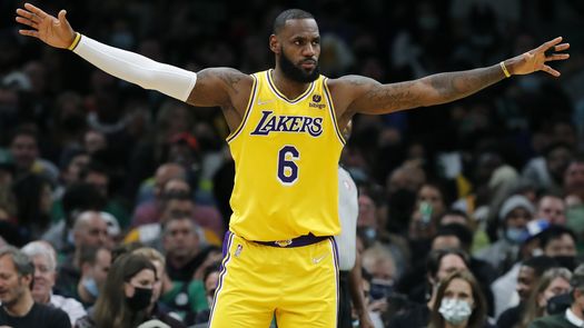 LeBron James extiende su contrato con los Lakers