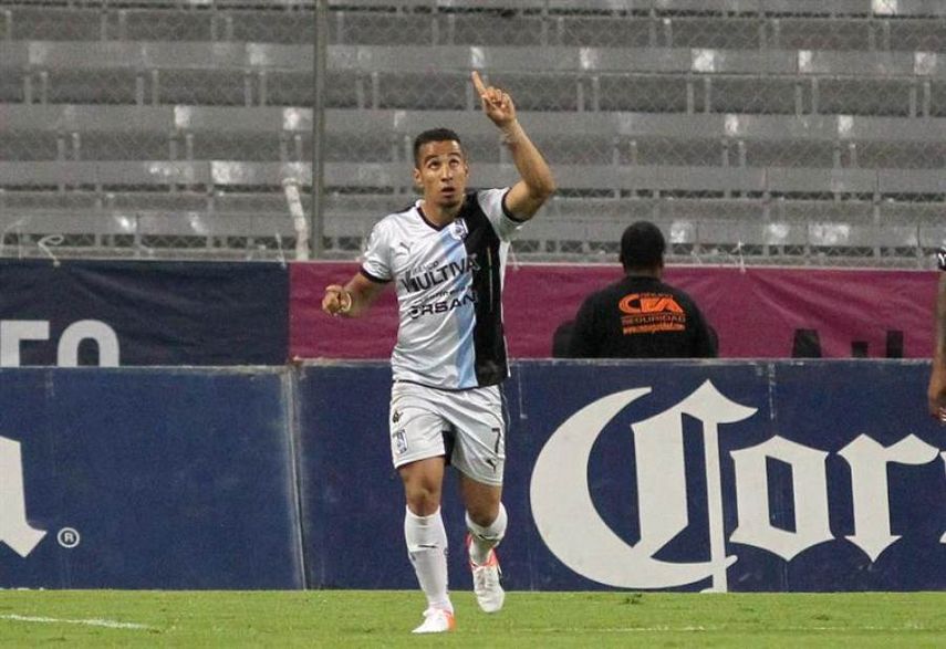 El brasileño Camilo Sanvezzo anota un par de goles en triunfo del Querétaro