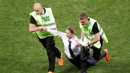 Condenan a 15 días a la miembro de Pussy Riot que invadió el estadio en la final del Mundial Condenan a 15 días a la miembro de Pussy Riot que invadió el estadio en la final del Mundial