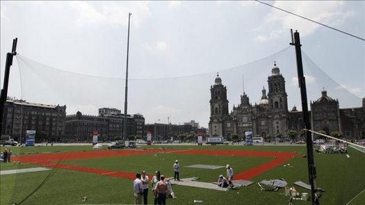 Montan en el Zócalo un campo de béisbol para el derby de jonrones