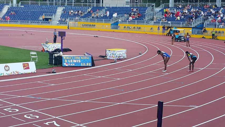 Yvette Lewis no pudo quedar en el podio de los 100 metros con vallas