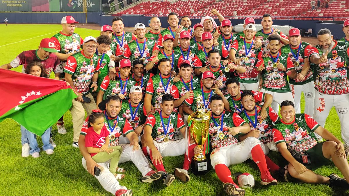 Los integrantes del equipo de Chiriquí que fue dirigido por Carlos Lee III posan con el trofeo de campeones del Béisbol Mayor 2024. Foto: Cortesía/Diomedes Madrigales