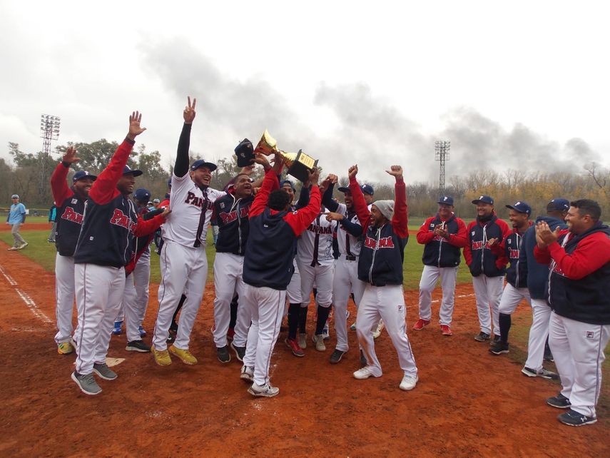 Los jugadores del equipo de Béisbol de Panamá celebran con el trofeo logrado en el Clasificatorio rumbo a los Juegos Panamericanos de Santiago 2023. Foto: Cortesía/@beisbolamericas