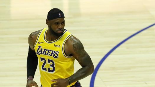 99-97. James aporta doble-doble y los Lakers superan a los Kings