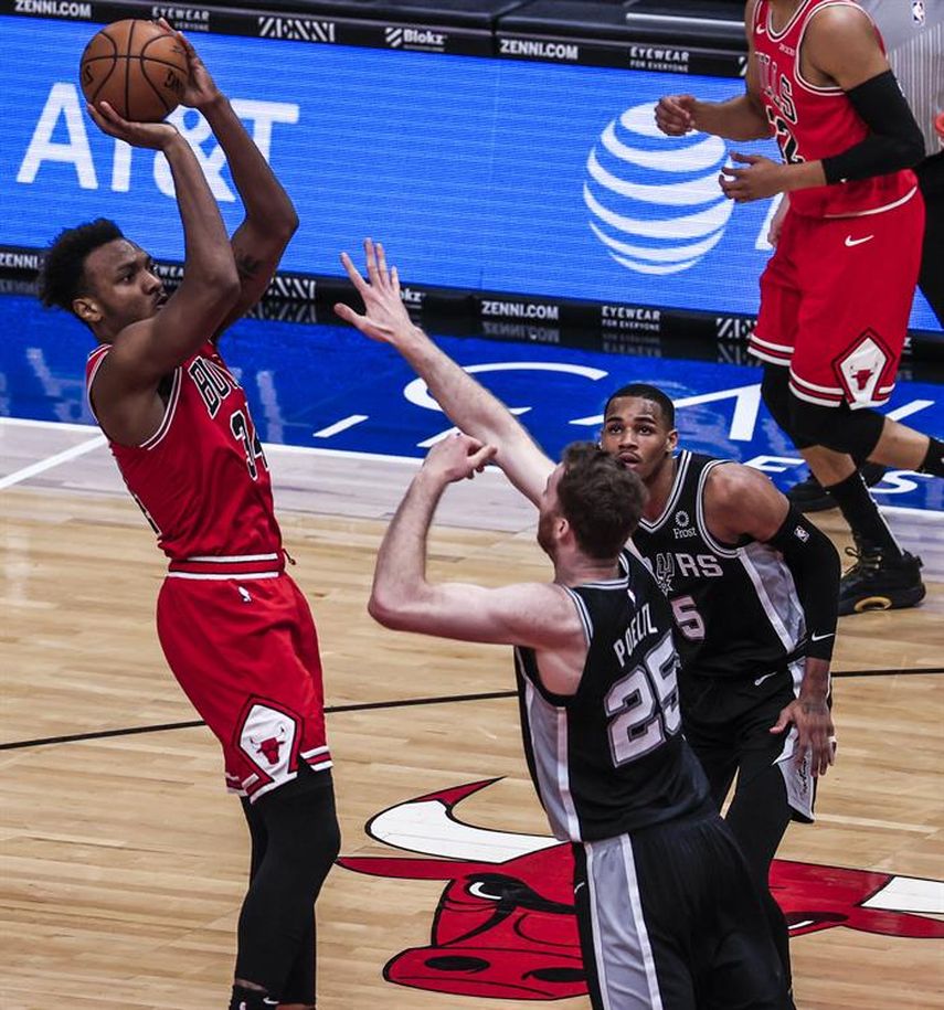 99-106. Poeltl y Spurs remontan y derrotan a Bulls para consolidar el liderato