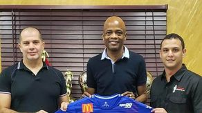 Dely fue presentado por miembros de la directiva del DAU.&nbsp;