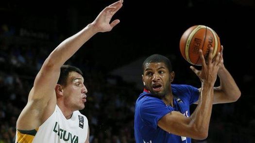 Trail Blazers traspasan a Batum a Hornets por Henderson