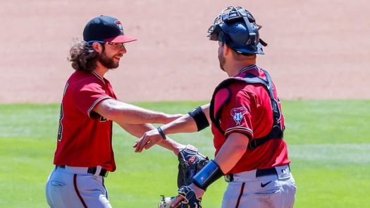 Los Diamondbacks arrasan con los Bravos por 7-0