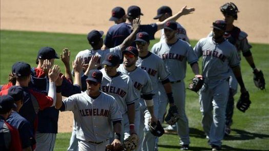 7-3. Gomes jonronea y hace avanzar a los Indios rumbo al comodín
