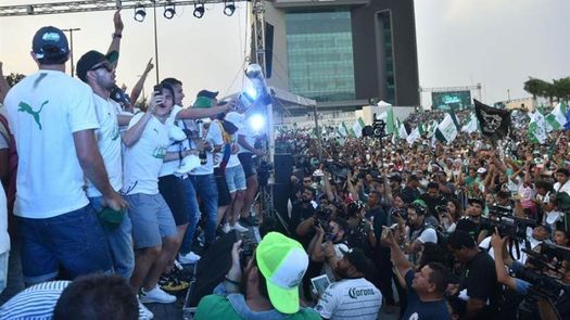 Los hinchas del Santos rinden honor al equipo por el título del Clausura