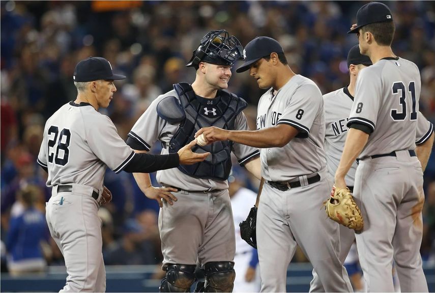 Los Yankees recordaron a Yogi Berra al llevar el número ocho en sus uniformes