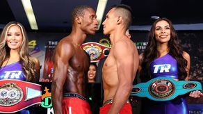 Los boxeadores Bruce Carrington (izquierda) y el panameño Brayan De Gracia (derecha) posan cara a cara tras cumplir con el pesaje oficial. Foto: Cortesía/Top Rank