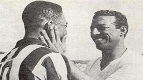 Pele recibiendo la bendición de Zizinho.&nbsp;