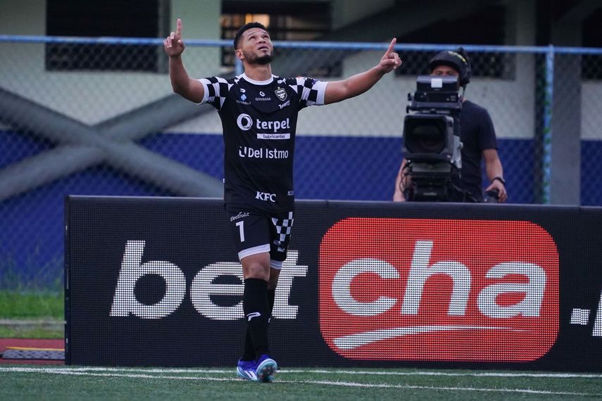 Tauro toma ventaja en las semifinales con gol de Blackburn