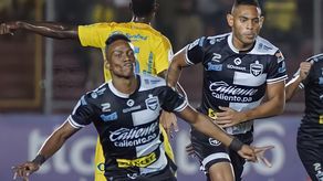 Medina celebrando con Ismael Díaz.&nbsp;