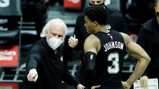 110-116. Johnson supera barrera de 20-20 y Spurs consolidan liderato