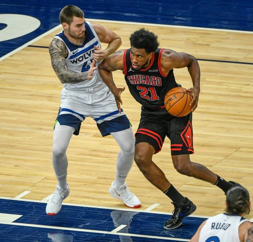 121-117. Towns, Russell y Rubio deciden duelo de equipos perdedores